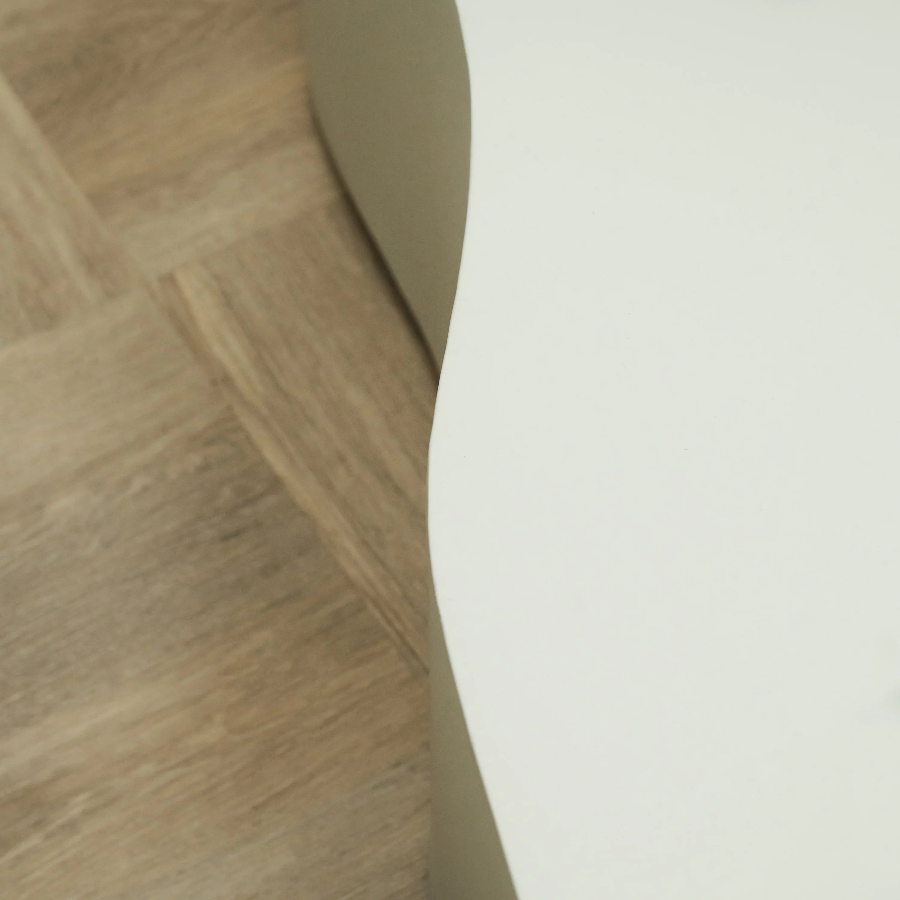 Minimalistyczny Duży Nieregularny Stolik Kawowy z Betonu – Biały