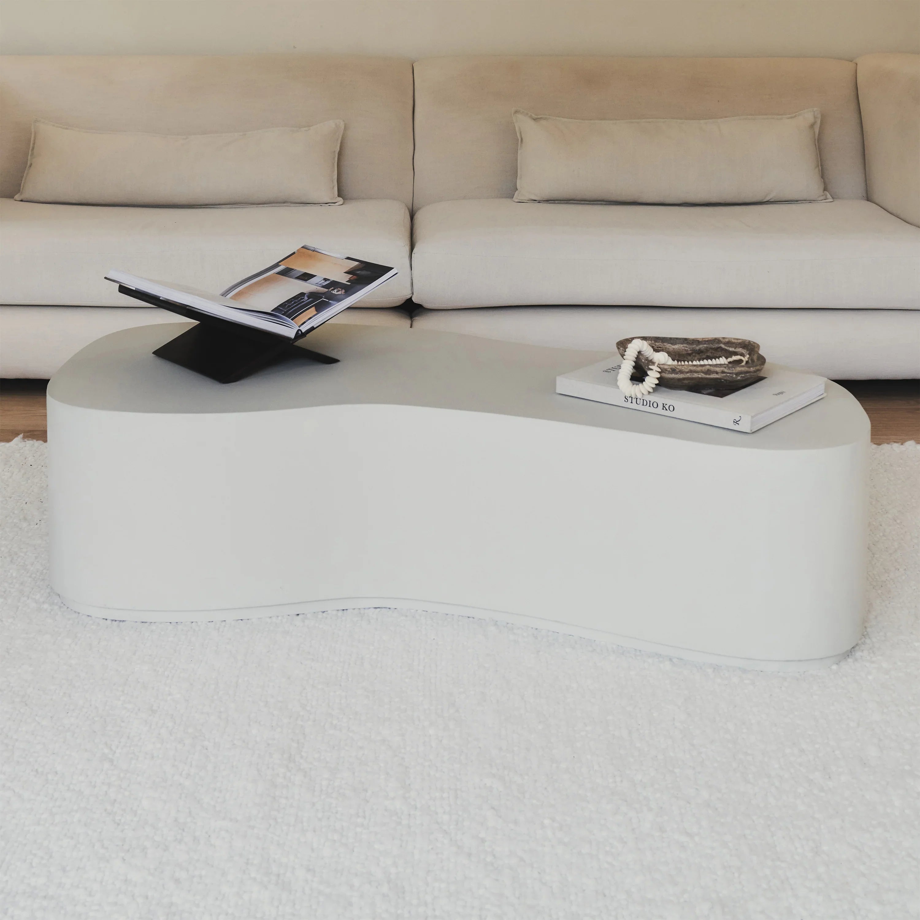 Minimalistyczny Duży Nieregularny Stolik Kawowy z Betonu – Biały