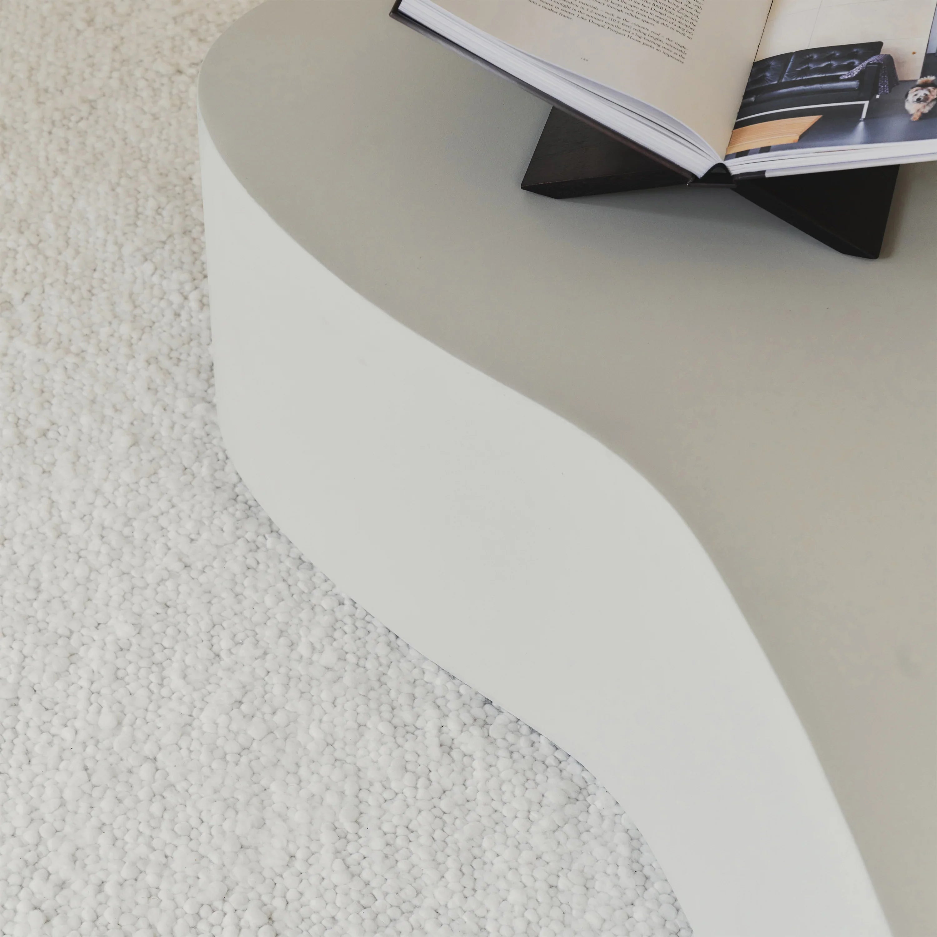 Minimalistyczny Duży Nieregularny Stolik Kawowy z Betonu – Biały