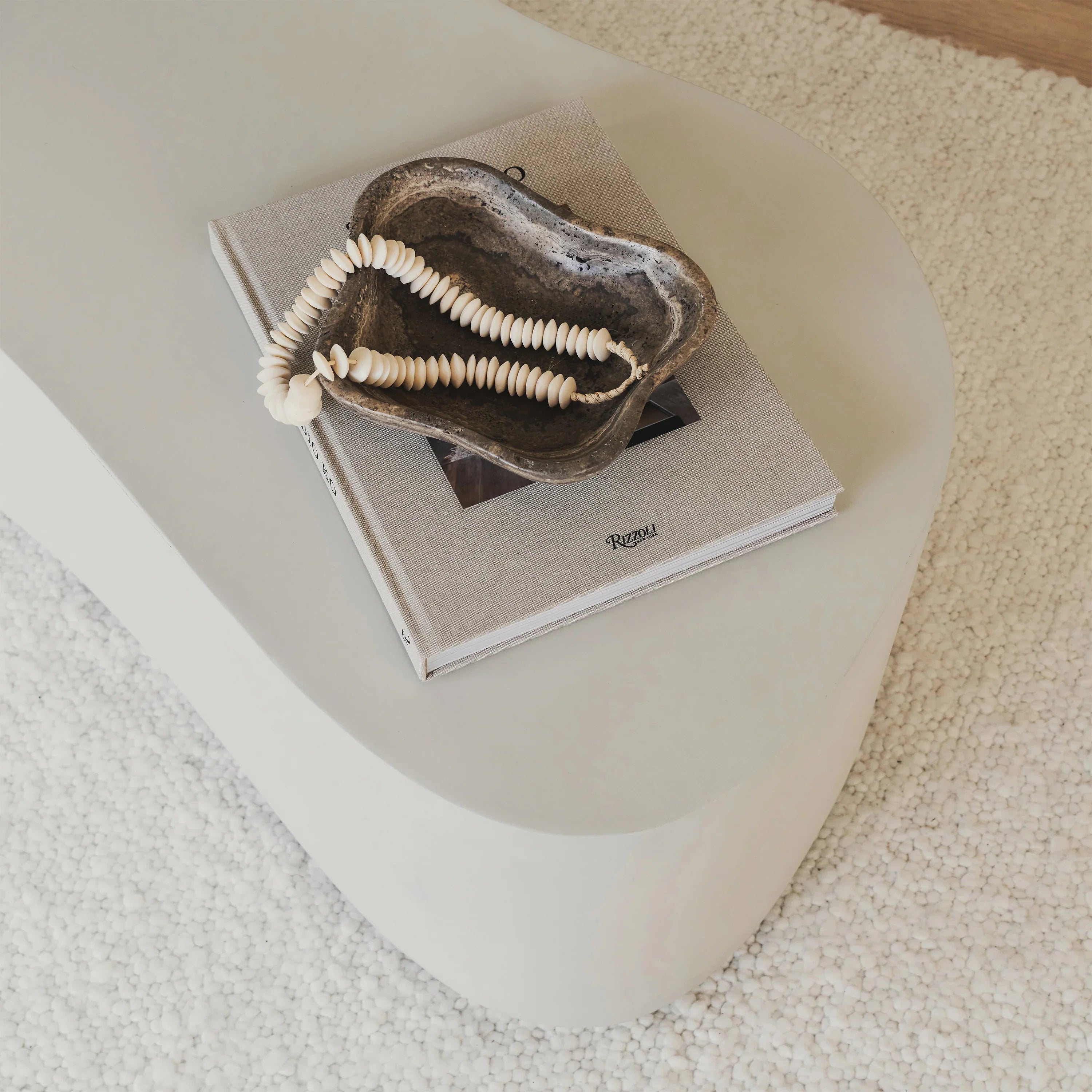 Minimalistyczny Duży Nieregularny Stolik Kawowy z Betonu – Biały