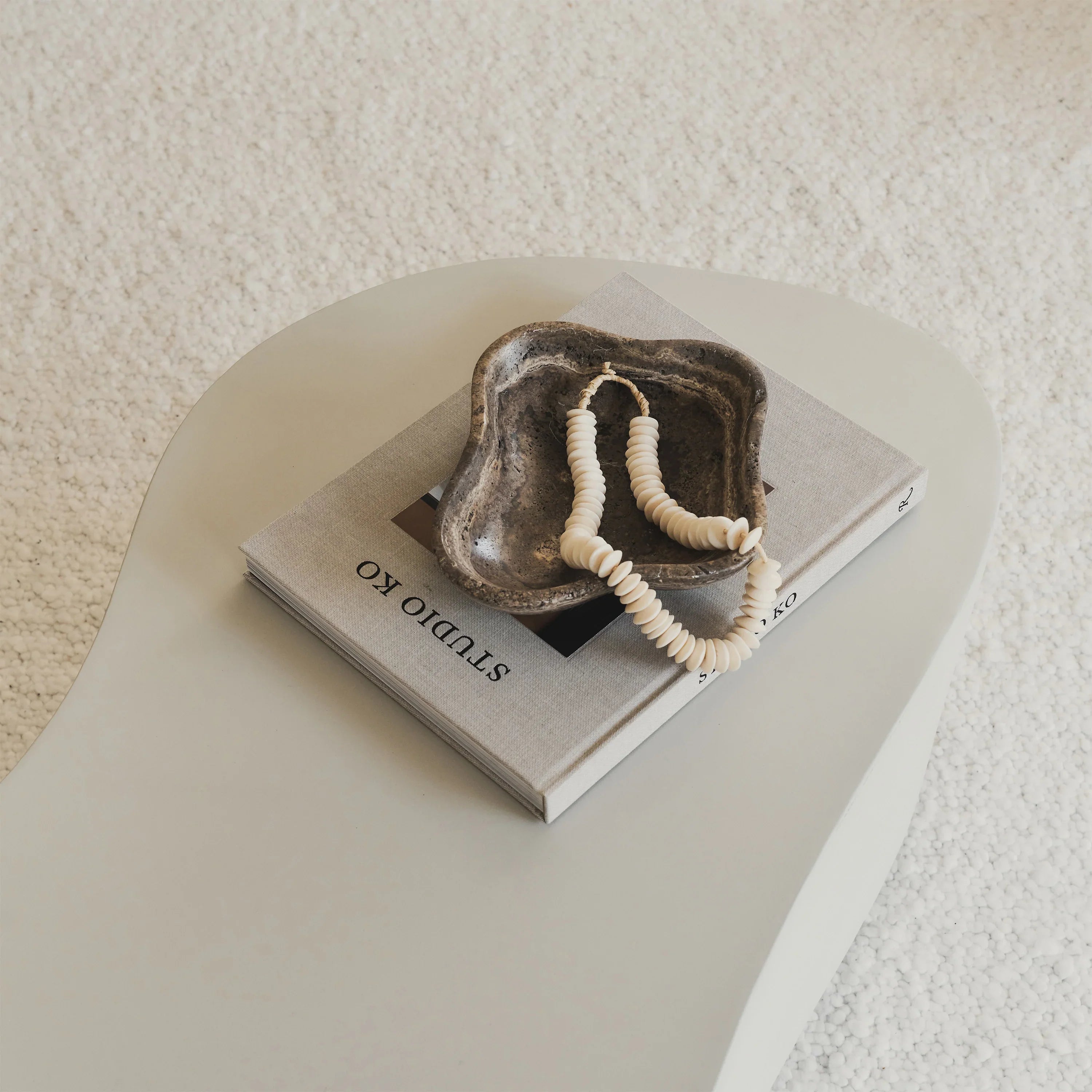 Minimalistyczny Duży Nieregularny Stolik Kawowy z Betonu – Biały