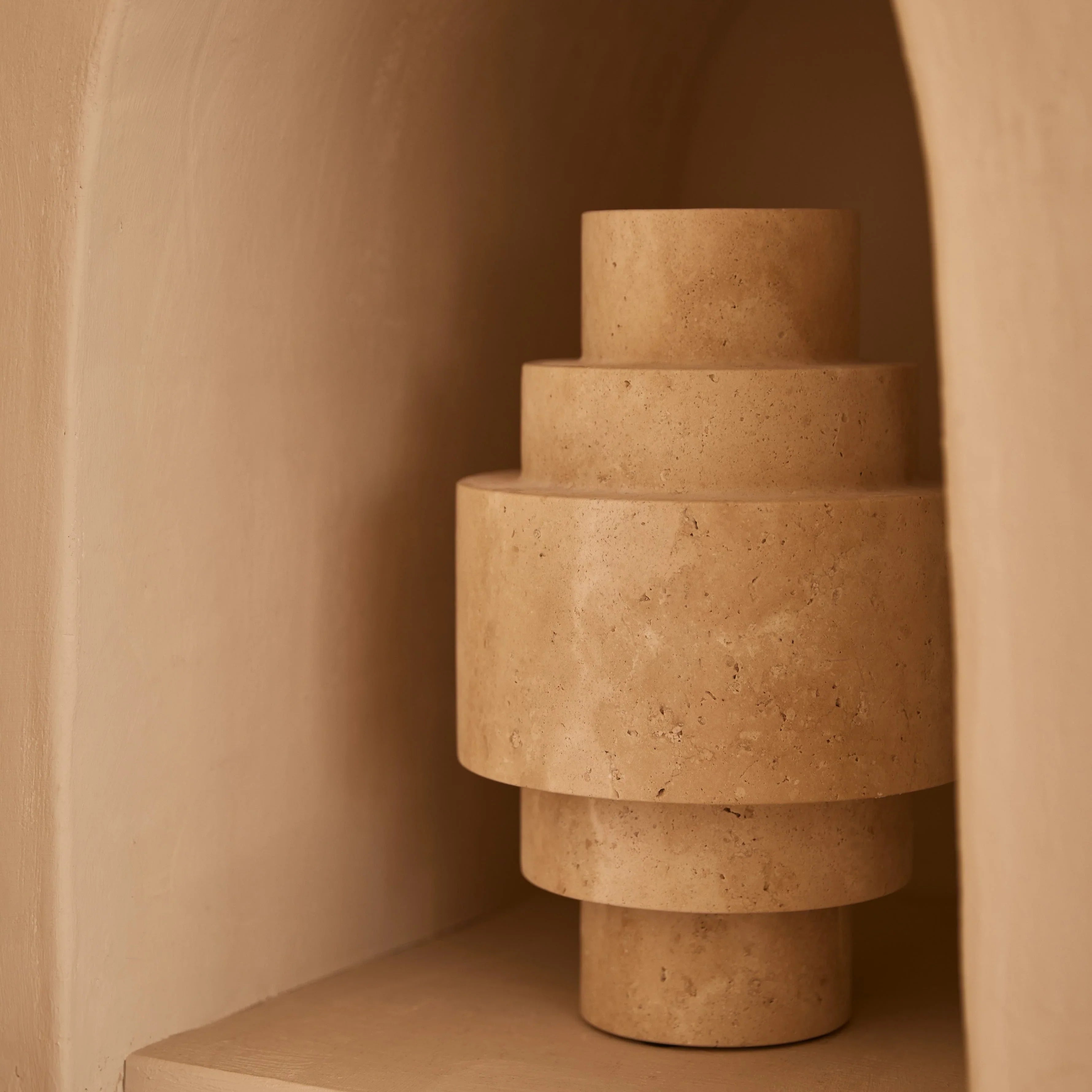 Wazon Agano z trawertynu L