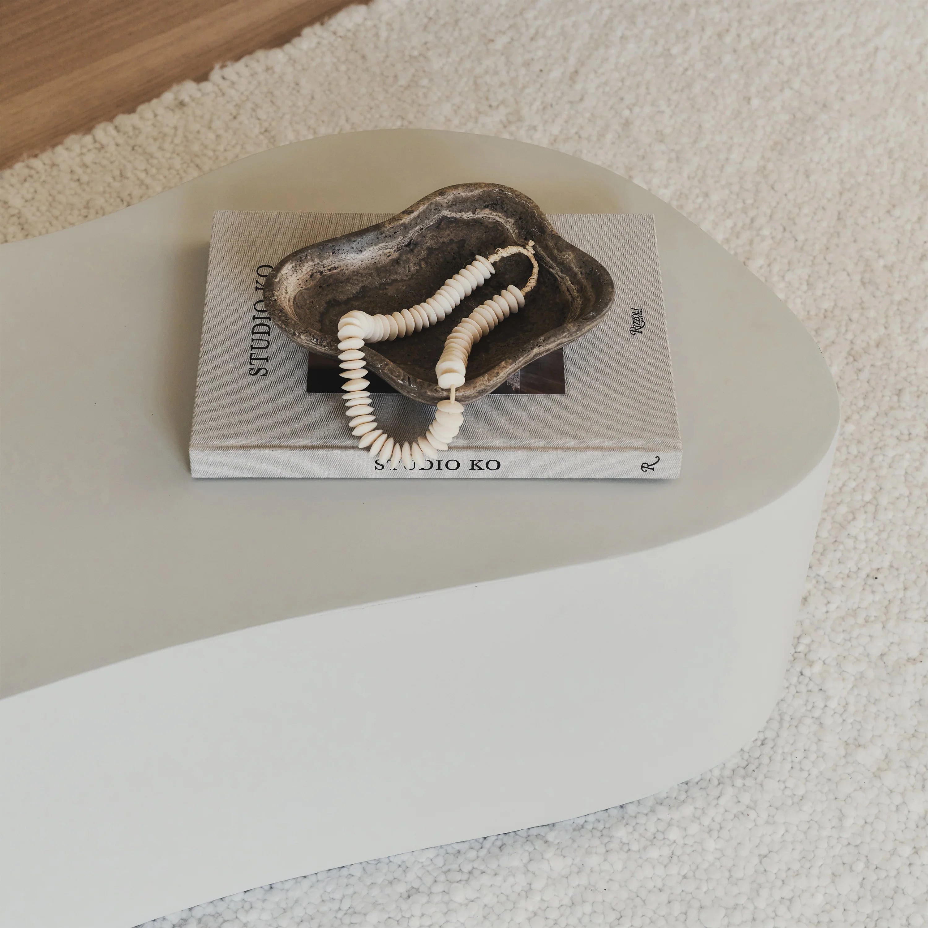 Minimalistyczny Duży Nieregularny Stolik Kawowy z Betonu – Biały